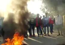 દેશભરમાં નાગરિકતા સંશોધન બિલનો વિરોધ, આગચંપી-પથ્થરમારો, દુકાનો બંધ કરાવીને રસ્તાં પર ઉતર્યા લોકો, જુઓ તસવીરો