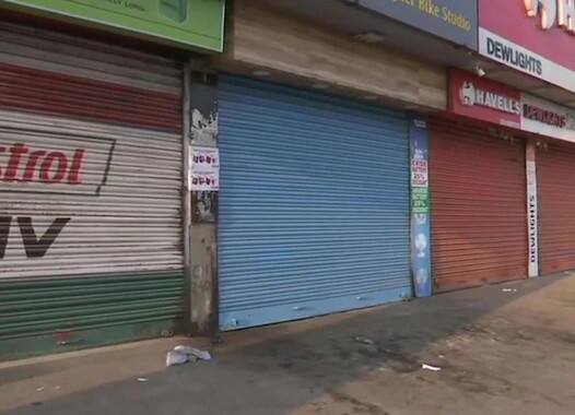 ડિબ્રુગઢથી લઇને ગોવાહાટીમાં બિલના વિરોધમાં દુકાનો બંધ રાખવામાં આવી હતી. અહીં તેની કેટલીક તસવીરો બતાવવામાં આવી છે. 