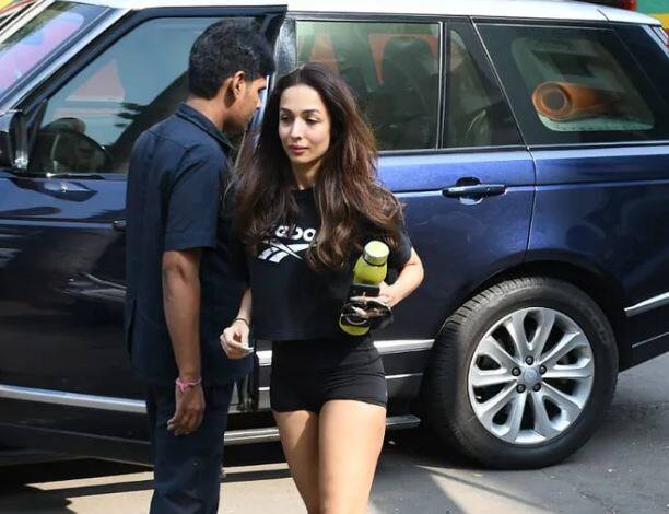 મલાઈકાનો આ બોલ્ડ અને હોટ અંદાજ ફેન્સને પણ ખૂબ પસંદ આવી રહ્યો છે. મલાઈકાના ફેન્સ તેની આ તસવીરો સોશિયલ મીડિયામાં શેર કરી રહ્યા છે. મલાઈકાનો આ હોટ અંદાજ જોઈ ફેન્સ પણ દિવાના બન્યા છે. મલાઈકાના હોટ લૂકની તસવીરો ઈન્સટાગ્રામ પર ઝડપથી વાયરલ થઈ રહી છે.