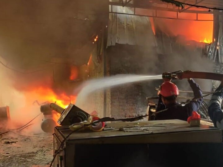 Vadodara: fire broke out at a plastic and foam manufacturing industry at Waghodiya GIDC વડોદરા: વાઘોડિયાની GIDCમાં ફેક્ટરીમાં લાગી ભીષણ આગ, ફાયર બ્રિગેડે કેવી રીતે મેળવી આગને કાબૂમાં? જાણો વિગત