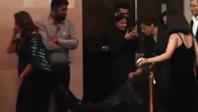 shahrukh khan and gauri khan romantic video viral એક્ટરે ચાલુ ઇવેન્ટમાં જ પત્નીનુ ગાઉન પકડી લીધુ, પત્નીએ ઇશારો કરીને કહ્યું છોડો..... વીડિયો વાયરલ