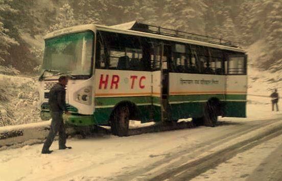 શિમલાના કુફરી, નારકંડા અને ખડાપથ્થરમાં બરફવર્ષા થઈ છે. નારકંડામાં એચઆરટીસીની બસ હાઈવે પર બરફ પર ફસાઈ ગઈ અને કિનારા પર પેરાફિટ પર અટકી ગઈ. જો તે પેરાફિટ પર અટકી ન હોત તો મોટી જાનહાનિ થવાની શક્યતા હતી. કુલ્લુમાં મલાણા અને બિજલી મહાદેવ સહિત ઊંચાઈવાળા વિસ્તારોમાં બરફવર્ષા થઈ છે.