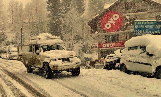 મનાલી શહેરમાં સીઝનની પહેલી બરફવર્ષા થઈ છે. હળવી બરફવર્ષા નોંધાઈ છે. મનાલીમાં લઘુત્તમ તાપમાન માઇનસમાં ચાલ્યું ગયું છે.