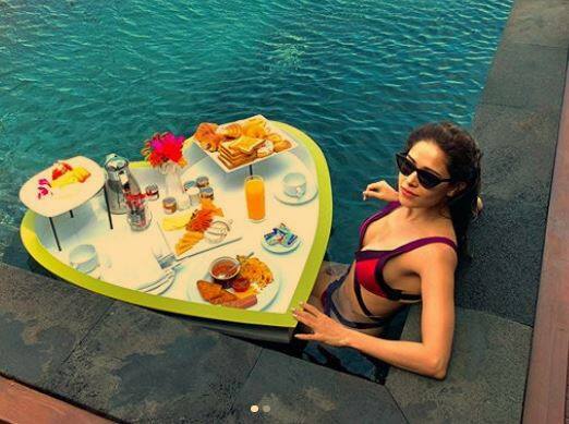 Actress nushrat bharucha share swiming pool pics on instagram સ્વિમિંગ પૂલ અંદર બિકિનીમાં નુશરત ભરૂચાનો જોવા મળ્યો બોલ્ડ અંદાજ, જુઓ તસવીરો