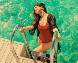 મોડલ સાક્ષી મલિક સ્વિમિંગ પૂલમાં કરી રહી છે એન્જોય, શેર કરી હોટ તસવીરો