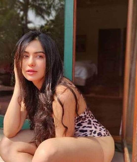 અદા શર્માએ આ લૂકની તસવીરો ઇન્ટાગ્રામ પર શેર કરી છે, આ તસવીરો શેર કરતાં તેને 'સિરદર્દ'ની વાત કહી છે. ખરેખરમાં આ અદાનો ગ્લેમરસ સિરદર્દ છે.