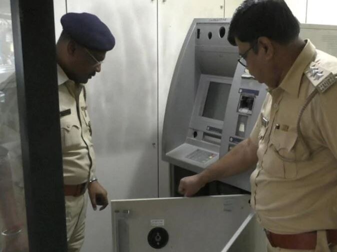 Robbers stole 13 lack from atm in thane maharashtra  મહારાષ્ટ્ર: તસ્કરોએ એટીએમ મશીન તોડી 13 લાખની લૂંટ ચલાવી