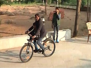 Jharkhand Election Results: હેમંત સોરેને લીધા પિતાના આશીર્વાદ, સાઇકલ ચલાવી આપ્યા ગઠબંધનમાં બેલેન્સના સંકેત