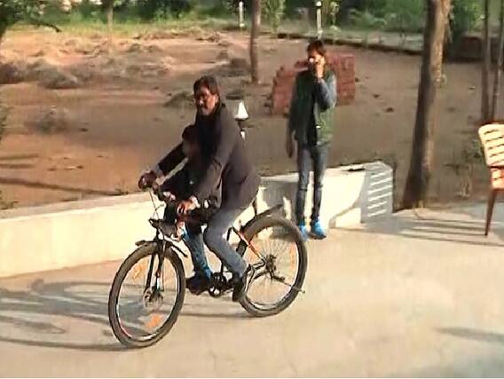Jharkhand Election Results: હેમંત સોરેને લીધા પિતાના આશીર્વાદ, સાઇકલ ચલાવી આપ્યા ગઠબંધનમાં બેલેન્સના સંકેત
