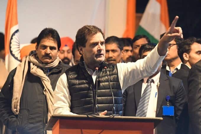 congress satyagraha rahul gandhi slams pm modi at rajghat on caa રાહુલ ગાંધીએ PM મોદી પર કર્યો કટાક્ષ, કહ્યું- આખો દેશ તમને તમારા કપડાથી ઓળખે છે