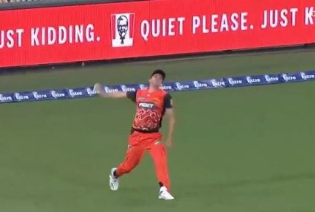 jhye richardson throw bowling from boundary and jake weatherald run out બૉલરે બાઉન્ડ્રી પરથી બૉલિંગ કરીને ફેંક્યો દડો, ને આઉટ થઇ ગયો બેટ્સમેન, વીડિયો વાયરલ