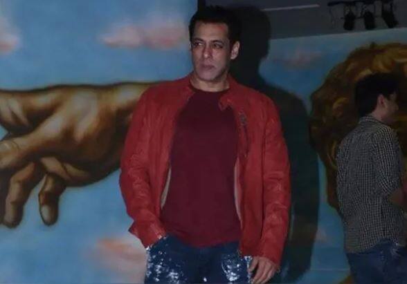 સલમાન ખાને જન્મદિવસની પાર્ટી એટેન્ડ કરવા મરૂન ટીશર્ટ અને બ્લૂ ડેનિમ સાથે રેડ જેકેટમાં જોવા મળ્યો હતો.