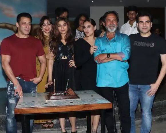 સઈ માંજરેકરની જન્મદિવસની ઉજવણી દરમિયાન સલમાન ખાન, ડેઝી શાહ, અરબાઝ ખાન,યૂલિયા વંતૂર અને સોનાક્ષી સિન્હા પણ જોવા મળ્યા હતા. (તમામ તસવીરો સોશિયલ મીડિયા)