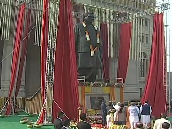 Prime Minister Narendra Modi unveils statue of former PM Atal Bihari Vajpayee in Lucknow PM મોદીએ લખનઉમાં વાજપેયીની 25 ફૂટ ઊંચી પ્રતિમાનું કર્યુ અનાવરણ, જાણો વિગત