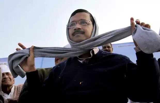 twitter user asks to delhi cm arvind kejriwal for her muffler ફેન્સે કેજરીવાલને પુછ્યુ ઠંડી વધી ગઇ 'મફલર' ક્યાં ગયુ તમારુ? તો મળ્યો આવો જવાબ