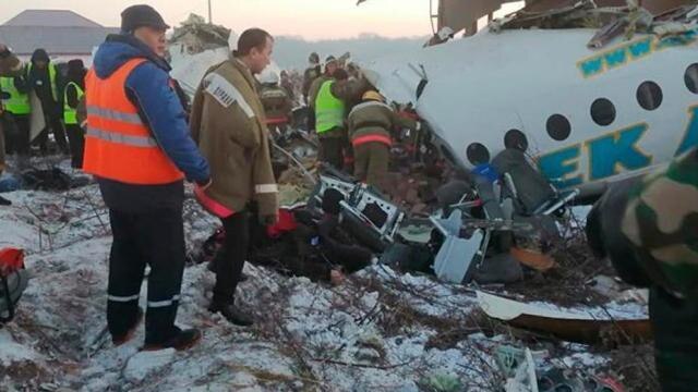 Kazakhstan: plane crash with 100 passengers on Almaty airport કઝાકિસ્તાનમાં મોટી દૂર્ઘટનાઃ 100 પેસેન્જર લઇને જઇ રહેલુ વિમાન ક્રેશ, 9 લોકોના મોત