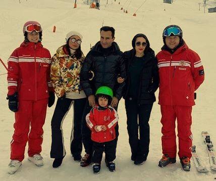 કરિશ્મા કપૂરએ પોતાના ઈન્સ્ટાગ્રામ પર તસવીરો શેર કરતા લખ્યું, 'સબ કુછ ગુડ ન્યૂઝ.' હાલમાં જ કરિનાની ફિલ્મ ગુડ ન્યૂઝ 27 ડિસેમ્બરના દિવસે રિલીઝ થઈ છે. આ ફિલ્મને દર્શકોએ સારો પ્રતિભાવ આપ્યો છે. 