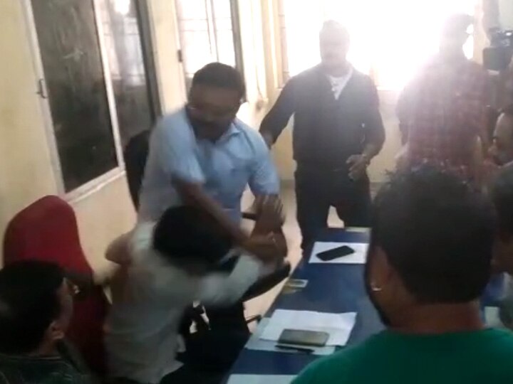 At the General Meeting of the Vijalpor Nagarpalika the vice president was beaten up President નવસારીના વીજલપોર પાલિકાની સામાન્ય સભામાં થઈ લાફાવાળી, ઉપપ્રમુખે જ પ્રમુખ લગાવી દીધો લાફો