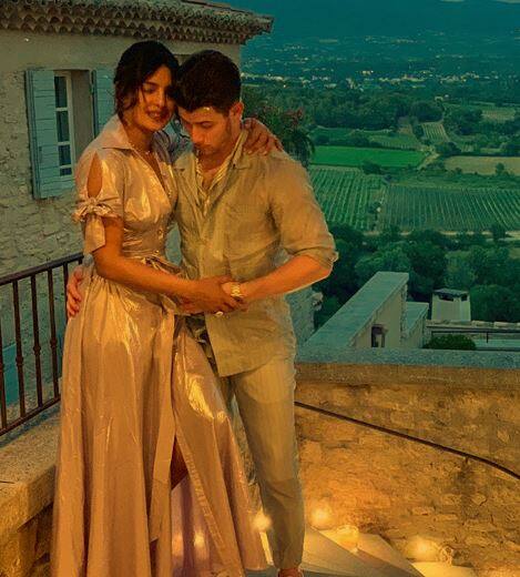 પહાડની નીચે આવ્યા પછી પ્રિયંકા ચોપરા જોર જોરથી બૂમો પાડે છે. અને નિક જોનાસ આ દરમિયાન તેમનો વીડિયો બનાવી રહ્યા હોય છે. જે પછી બંને નીચે પહોંચે છે. પ્રિયંકા નિક જોનાસને પ્રેમથી 