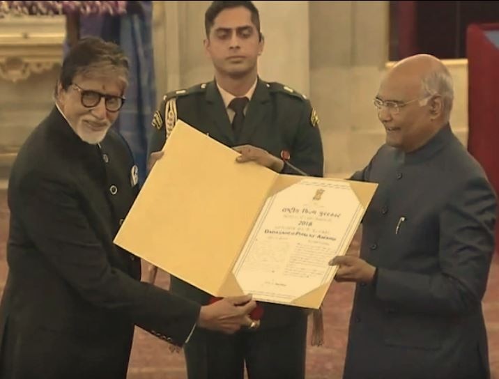 The president ramnath kovind gave the dadasaheb phalke award to amitabh bachchan રાષ્ટ્રપતિએ અમિતાભ બચ્ચનને દાદા સાહેબ ફાળકે એવોર્ડથી સન્માનિત કર્યા