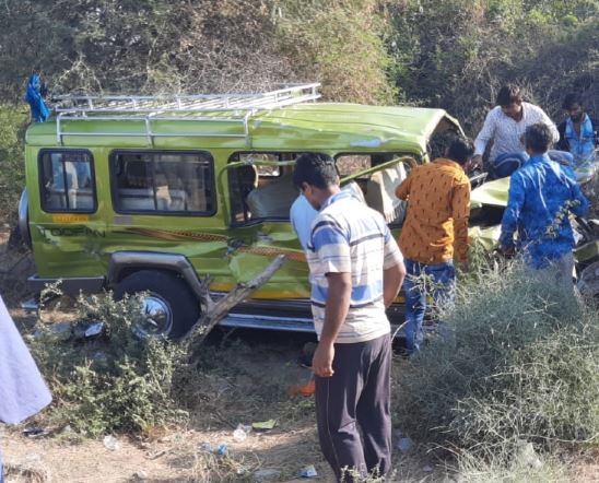 Kutch: Accident between jeep and car, 2 died કચ્છ: માતાના મઢ નજીક જીપ અને કાર વચ્ચે અકસ્માત,  2ના મોત