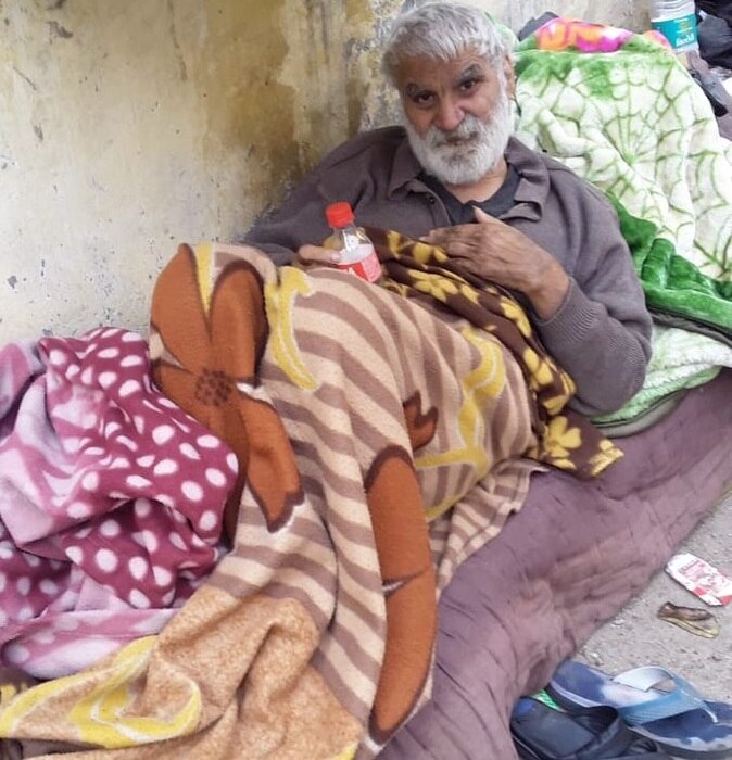former hockey player amarjeet singh living on footpath amitabh bachchan kiren rijiju assure help હાડ થીજવતી ઠંડીમાં રસ્તા પર રહેવા મજબૂર બન્યો આ પૂર્વ હોકી ખેલાડી