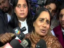 Nirbhaya Case: બીજી વખત ફાંસી ટળતા રડી પડી નિર્ભયાની માતા, કહ્યુ-દોષિતોના વકીલે મને પડકાર આપ્યો છે