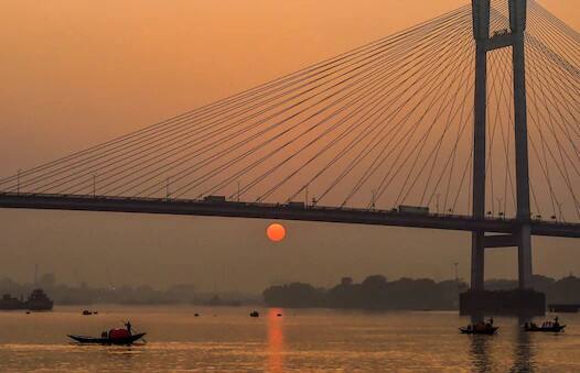 ભારતમાં સૂર્યના ઉદયની પહેલી તસવીર, આ તસવીર પશ્ચિમ બંગાળની રાજધાની કોલકત્તાની છે