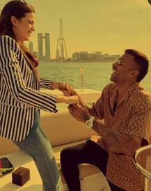 મધદરિયે ક્રૂઝ પર ‘DJ વાલે બાબુ’ ગર્લને હાર્દિક પંડ્યાએ કિસ કરીને કર્યું પ્રપોઝ, જુઓ સગાઈની તસવીરો