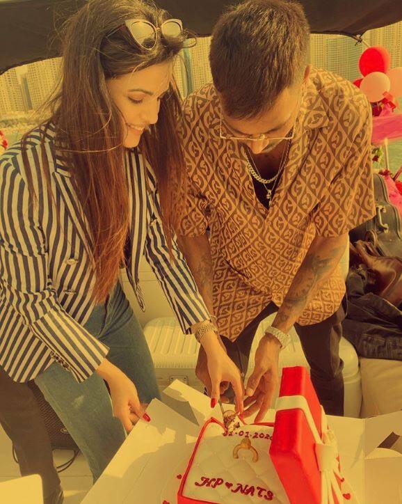 તસવીરમાં હાર્દિક અને નતાશા કોઈ દરિયા કિનારે બેસેલા નજરે પડી રહ્યાં છે. આ ઉપરાંત હાર્દિકે એક રોમેન્ટિક વીડિયો પણ શેર કર્યો છે. જેમાં દરિયા વચ્ચે ક્રૂઝ પર નતાશા સાથે ડાન્સ કરતા નજર આવી રહ્યાં છે. ફિલ્મી અંદાજમા નતાશાને હાર્દિકે પ્રપોઝ પણ કર્યું હતું.