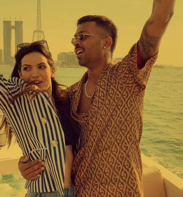 નતાશા એક સર્બિયન મૉડલ રહી ચુકી છે. તે સલમાન ખાનના બિગ બોસની 8મી સિઝનમાં ચાર અઠવાડિયા બાદ શોમાંથી બહાર થઈ ગઈ હતી. જો કે બીગ બોસ સીઝન -8થી તેને નવી ઓળખ મળી હતી. આ સિવાય નતાશા નચ બલિયે-9માં પણ જલવો દેખાડી જુકી છે. તે સમયે હાર્દિકે નતાશા માટે વૉટ પણ માંગ્યા હતા. આ સિવાય તેણે ડિજેવાલે બાબુ ગીત પર પણ ધમાલ મચાવ્યો હતો. નતાશા અર્જૂન રામપાલની ફિલ્મ ‘ડેડી’માં નજર આવી ચુકી છે. ડેડીમાં તેણે એક આઈટમ સોન્ગમાં ડાન્સ કર્યો હતો. નતાશા ફુકરે રિટર્સનના ‘ઓ મેરી મેહબૂબા’ ગીતમાં પણ નજર આવી ચુકી છે. ( તમામ તસવીર -ઈન્સ્ટાગ્રામ) 