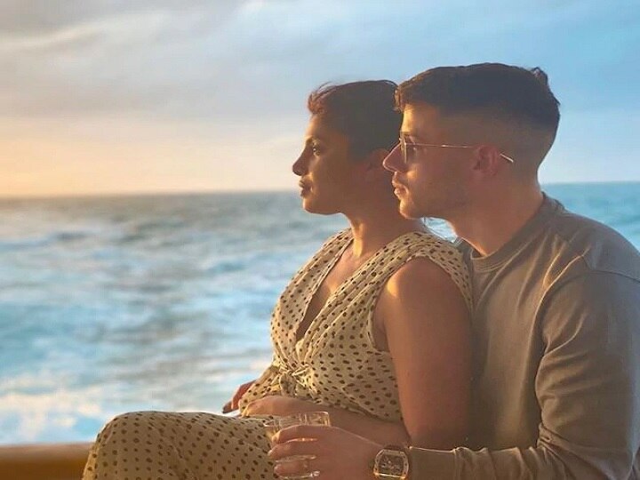 Priyanka Chopra Nick Jonas romance On The Beach enjoy vacation પ્રિયંકા ચોપરા દરિયા કિનારે નિક જોનાસ અને મિત્રો સાથે એન્જોય કરતી નજરે પડી, જુઓ તસવીરો