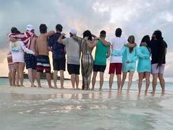 આ ફેમસ કપલે મિત્રોની હાજરીમાં જ સમુદ્ર પર કરી કિસ, નામ જાણીને ચોંકી જશો