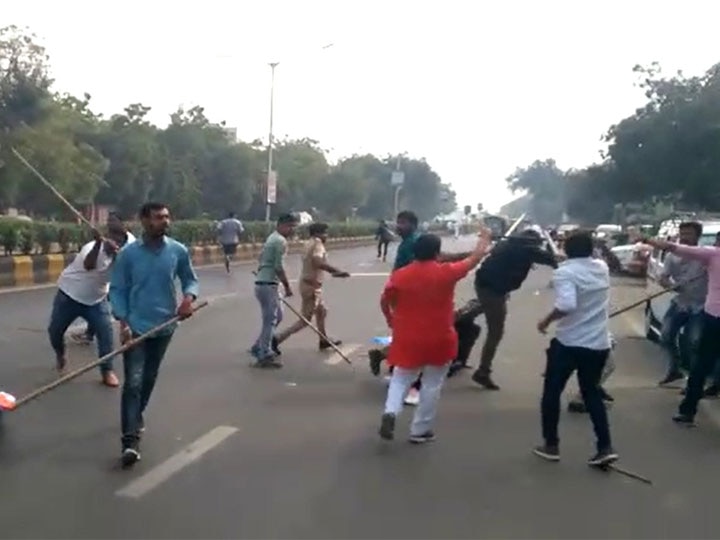 Fight between ABVP and NSUI workers in Ahmedabad CAA-JNU મામલે અમદાવાદમાં ABVP અને NSUIના કાર્યકર્તાઓ વચ્ચે મારામારી, નિખિલ સવાણી લોહીલુહાણ થયો