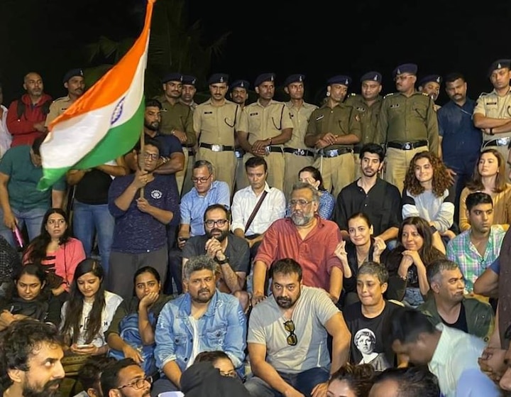 Bollywood Stars, Students Protest Against JNU Mob Attack in Mumbai JNUમાં થયેલી હિંસા મુદ્દે બોલીવૂડના કલાકારોએ મુંબઈના કાર્ટર રોડ પર કર્યો વિરોધ, જાણો