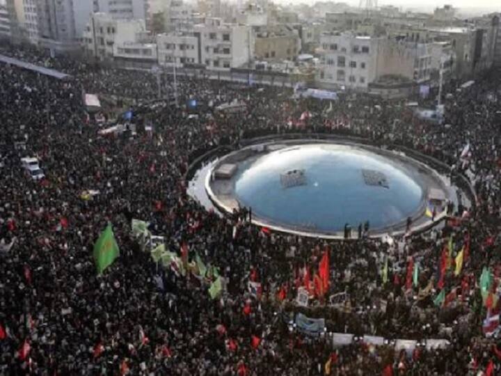 iran Mourners dead in stampede at senior commander Qassem Suleimani's funeral ઈરાન: સુલેમાનીની અંતિયાત્રામાં ભાગદોડ, 50 લોકોના મોત