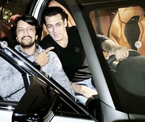 Salman Khan Surprises Kichcha Sudeep With A BMW car 'દબંગ 3'ના વિલનથી ઈમ્પ્રેસ થયો સલમાન, ગિફ્ટમાં આપી 2 કરોડની લક્ઝરીયસ કાર