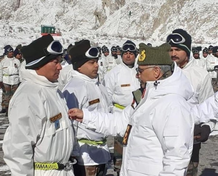 Indian Army chief General mukund Naravane visits Siachen સિયાચિન પહોંચ્યા સેના પ્રમુખ જનરલ મુકુંદ નરવણે, નાસ્તા પર જવાનો સાથે કરી ચર્ચા
