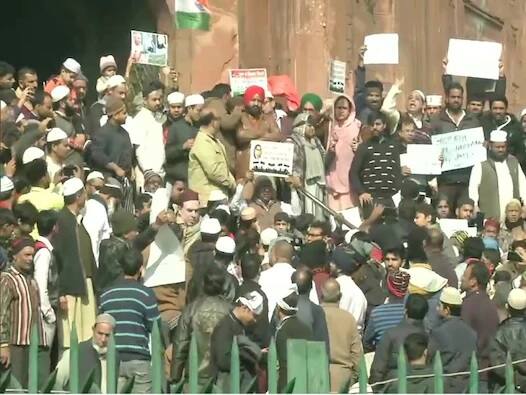 પ્રદર્શનના સ્થળે મોટી સંખ્યામાં પોલીસ તૈનાત કરવામાં આવી છે. પ્રદર્શનકારીઓ સીએએને લઈને મોદી સરકાર વિરુદ્ધ પ્રદર્શન કરી રહ્યાં છે.