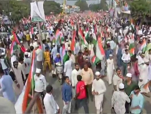 સીએએ, એનઆરસી અને એનપીઆરના વિરોધમાં એઆઈએમઆઈએમના અધ્યક્ષ અસદુદ્દીન ઓવૈસીએ પોતાના સમર્થકો સાથે તિરંગા યાત્રા નીકાળી હતી.