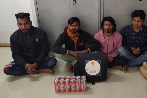 Rajkot police arrested 4 accused Sweegees delivery boys with 12 beers રાજકોટ: સ્વીગીના 4 ડિલિવરી બોયને પોલીસે 12 બિયરના ટીન સાથે ઝડપ્યા