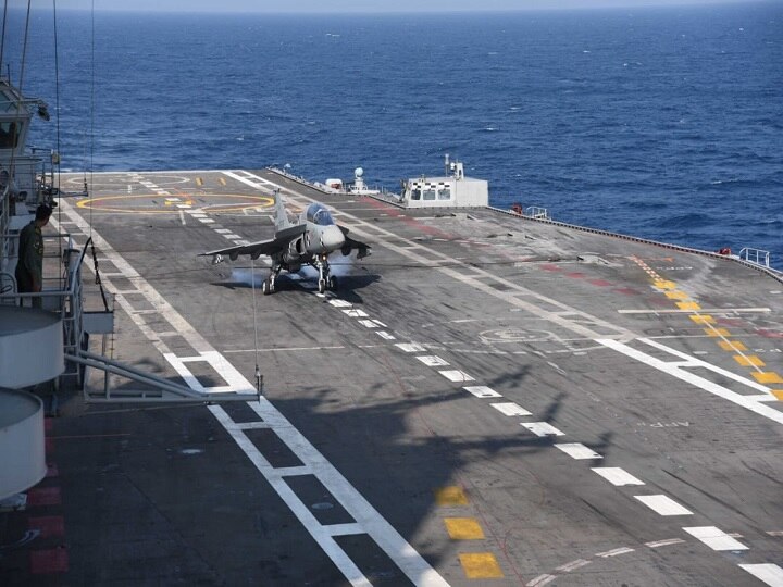 Naval Light Combat Aircraft made its first successful landing on the aircraft carrier INS Vikramaditya સ્વદેશી લડાકુ વિમાન તેજસે INS વિક્રમાદિત્ય પર કર્યું પહેલીવાર સફળ લેન્ડિંગ, નૌસેનાની વધશે તાકાત