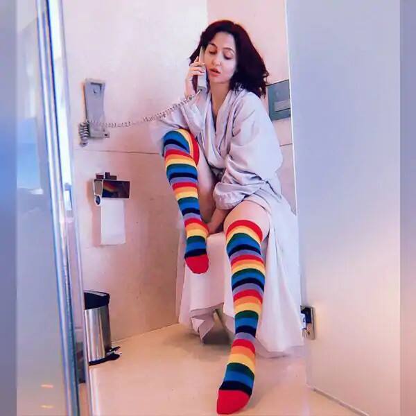 વાયરલ થયેલી તસવીરોમાં એક્ટ્રેસ અલી અવરામ એક ટૉયલેટમાં બેસેલી છે, અને હાથમાં ટેલિફૉન છે, તેમાં તે વાતો કરી રહી છે. અલી અવરામનુ આ વિચિત્ર ફોટોશૂટ સોશ્યલ મીડિયા પર ખુબ ઝડપથી વાયરલ થઇ રહ્યું છે. 