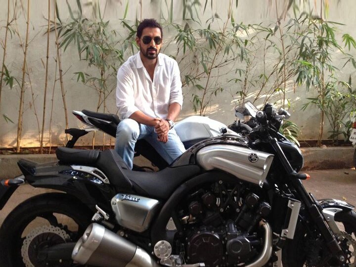 Actor John Abraham gifts friend Arshad Warsi a BMW F750 GS bike worth Rs 12 lakh જ્હોન અબ્રાહમે બોલિવૂડના કયા અભિનેતાને BMWની બાઈક ગિફ્ટમાં આપી, જાણી બાઈકની કિંમત