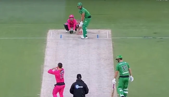 bbl 2019 marcus stoinis smashed 147 runs against sydney sixers makes history see century highlights RCBએ જે ખેલાડીને ટીમમાંથી બહાર કર્યો તેણે BBLમાં મચાવી ધૂમ, ઝૂડી નાંખ્યા 147 રન, જુઓ Video