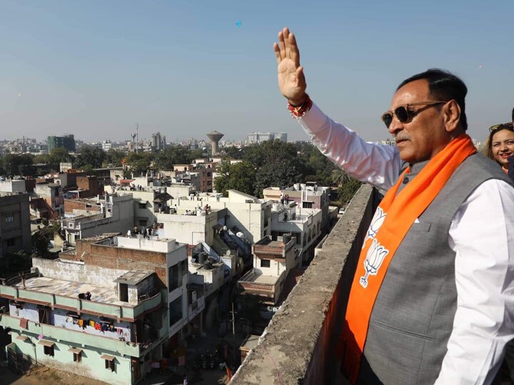 Gujarat Chief Minister Vijay Rupani Celebrate of Kite Festival with Family in Ahmedabad CM વિજય રૂપાણીએ ગુજરાતમાં અહીં માણી ઉત્તરાયણની મજા, આ રીતે ચગાવ્યો પતંગ