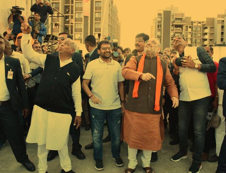 અમદાવાદઃ આજે ઉત્તરાયણનું પર્વ ધામધૂમથી મનાવવામાં આવી રહ્યું છે. નાના ભૂલકાથી લઈ વૃદ્દો તમામ લોકો તહેવારનો આનંદ માણી રહ્યા છે. ગાંધીનગરના સાંસદ અને કેન્દ્રીય ગૃહમંત્રી અમિત શાહે અમદાવાદના આનંદનગરમાં આવેલા કનક કલા ફ્લેટ્સમાં પરિવાર સાથે ઉત્તરાયણનો આનંદ માણ્યો હતો.