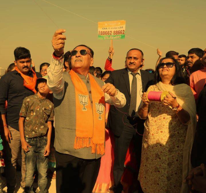 મુખ્યમંત્રી વિજય રૂપાણીએ રાજકોટમાં પત્ની સાથે મકરસંક્રાતિની ઉજવણી કરી હતી.