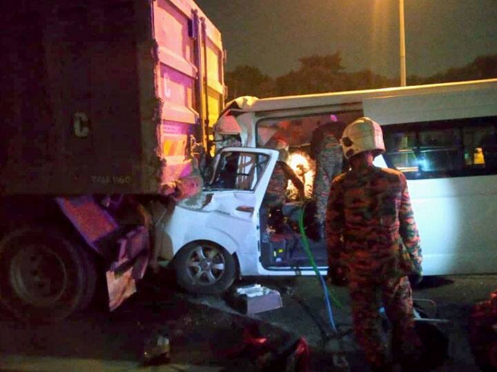 મલેશિયા માસ્ટર્સ જીત્યાના કલાકોમાં જ વર્લ્ડ નંબર 1 બેડમિન્ટન ખેલાડીની કારનો સર્જાયો અકસ્માત, જાણો વિગત Badminton world No 1 Kento Momota slightly injured in car crash in Malaysia મલેશિયા માસ્ટર્સ જીત્યાના કલાકોમાં જ વર્લ્ડ નંબર 1 બેડમિન્ટન ખેલાડીની કારનો સર્જાયો અકસ્માત, જાણો વિગત