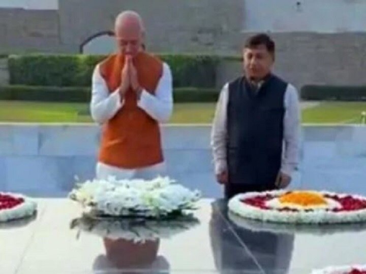 Amazon CEO Jeff Bezos  pays homage to Mahatma Gandhi at Raj Ghat ભારત પ્રવાસ પહોંચ્યા દુનિયાના સૌથી અમીર વ્યક્તિ જેફ બેઝોસ, મહાત્મા ગાંધીને આપી શ્રદ્ધાંજલિ